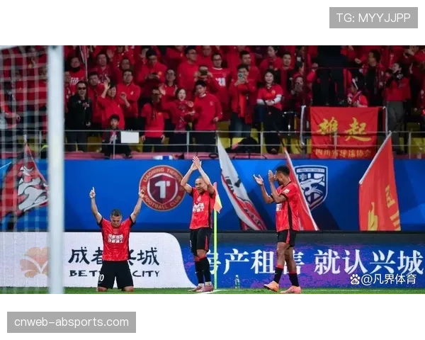 【2026年4月中超联赛·赛中·消息半场战报：成都蓉城1-0浙江队，罗慕洛任意球直接破门